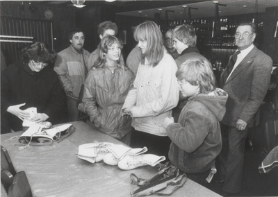 0369-321 Schaatsruilbeurs in café Zwijnen in 1982. Dik Geurts, secretaris IJsclub Dodewaard