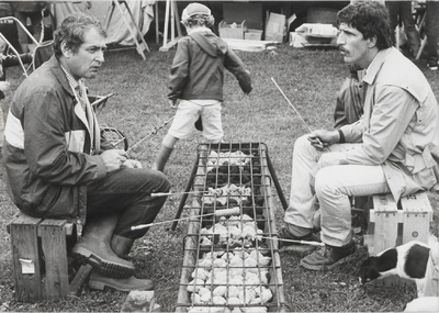 0369-328 Rommelmarkt in 1982 georganiseerd door muziekvereniging Amicitia op het sportveldje nabij het gymnastieklokaal