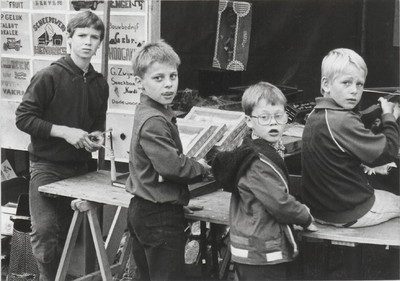 0369-329 Rommelmarkt in 1982 georganiseerd door muziekvereniging Amicitia op het sportveldje nabij het ...