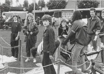 0369-330 Rommelmarkt in 1982 georganiseerd door muziekvereniging Amicitia op het sportveldje nabij het gymnastieklokaal