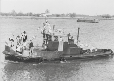 0369-331 Aankomst van St. Nicolaas op de boot in het grindgat in Dodewaard in 1982