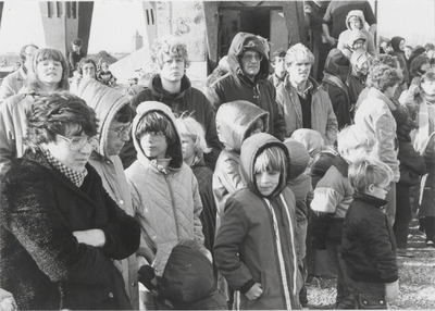 0369-332 St. Nicolaas brengt in 1982 een bezoek aan de jeugd in Dodewaard