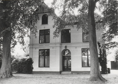 0369-36 Deze ambtswoning diende tot 1980 als burgemeesterswoning. De woning is gelegen aan de Kalkestraat 1. De laatste ...