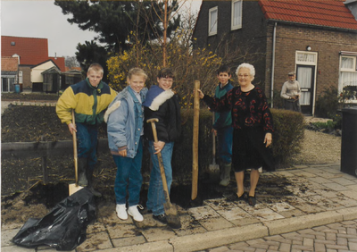0369-439 Boomplantdag in de Bernhardlaan in 1991. Van rechts naar links: Jan Remmerde met echtgenote en Jaap Martijn