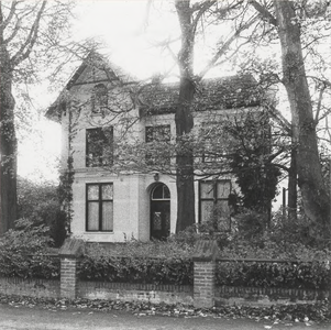 0369-44 Deze ambtswoning diende tot 1980 als burgemeesterswoning. De woning is gelegen aan de Kalkestraat 1. De laatste ...