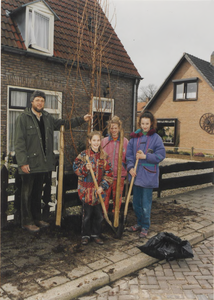 0369-440 Boomplantdag in de Bernhardlaan in 1991. Kees Timmer, gem. werken Dodewaard met kinderen