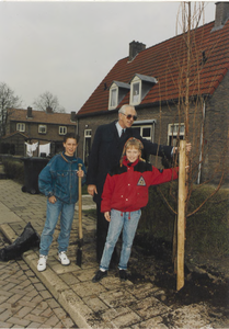 0369-441 Boomplantdag in de Bernhardlaan in 1991. burgemeester Harinck met kinderen