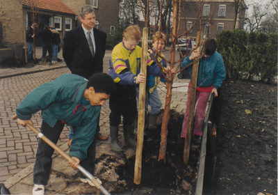 0369-442 Boomplantdag in de Bernhardlaan in 1991. wethouder Krouwel met kinderen