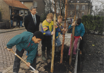 0369-443 Boomplantdag in de Bernhardlaan in 1991. wethouder Krouwel met kinderen