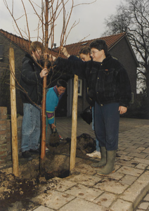 0369-445 Boomplantdag in de Bernhardlaan in 1991