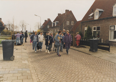 0369-447 Boomplantdag in de Bernhardlaan in 1991