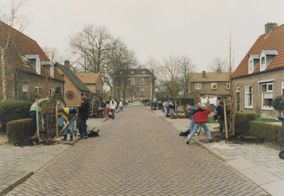 0369-448 Boomplantdag in de Bernhardlaan in 1991
