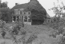 0369-51 Het huis Rossenhof is gelegen op een soort terp aan de Kerkstraat. Het is jaren bewoond door de familie ...