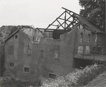 0369-543 Afgebrand pakhuis van de fam. Vink aan de Waalbandijk. Later afgebroken