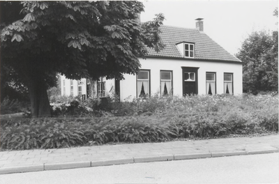0369-556 Voormalig postkantoor gelegen aan de Pluimenburgsestraat. Pand thans bewoond door mevr. v. Dissel