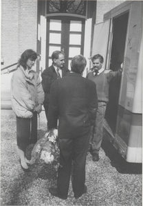 0369-60 Nogmaals fam. v.d. Weetering met chauffeur van de Gifbus en wethouder Krouwel (met bloemen). De heer en mevr. ...