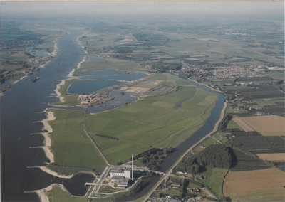 0369-64 Luchtfoto van de kerncentrale. Opname is gemaakt voor de dijkverzwaring. De woningen die zijn gesloopt zijn nog ...