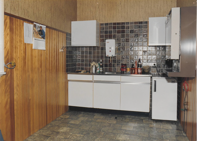 0369-73 Keuken van het gemeentehuis Dodewaard annex koffiekamer voor gemeentewerkn