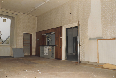 0369-74 Afdeling Bevolking met publieke balie van het gemeentehuis Dodewaard vòòr de renovatie in 1987