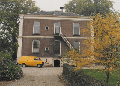 0369-75 Achterzijde gemeentehuis Dodewaard vòòr de renovatie in 1987