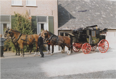 0369-80 Open Monumentendag 1991 in Dodewaard. Bezoekers werden met een postkoets langs de monumenten (op de foto Hiense ...