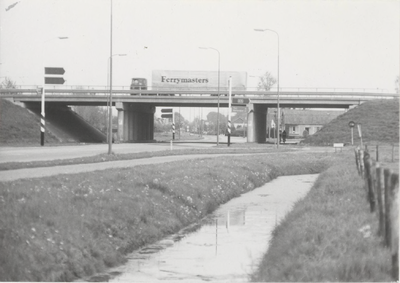 0369-82 Aanleg A15 met viadukt met op- en afritten Dodewaard (foto genomen aan de noordzijde viadukt)