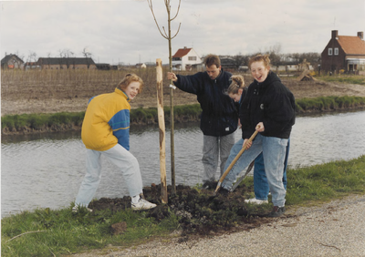 0369-98 Aanplant bomen langs de Linge aan de Noordelijke Dalwagen tijdens Boomplantdag in 1988. Ingrid v. Vilsteren, ...