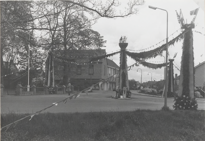 0369-282 Bevrijdingsboog Dalwagen/Kalkestraat, 1975