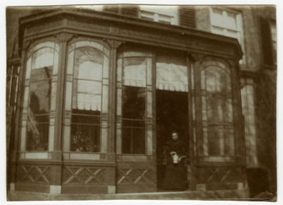 2003 Foto van Charlotte Amelie van Lidth de Jeude-van Eck (1828-1911) in de serre van een huis aan het Hoogeinde te Tiel