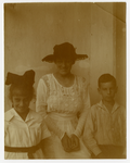 2029 Foto van Dina Cornelia van Lidth de Jeude - Van Rossem (1883-1967) in de achtertuin te Bandoeng met Albertien en Cees