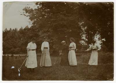 2045 Foto van een gezelschap croquet spelende dames bij de Grote Brug, waaronder Dina Cornelia van Rossem (1883-1967) ...