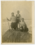 2083 Foto van Emma Elisabeth Petronella (1909-1955) , Sara Antoinette (1909-1955) en Willem Albert van Lidth de Jeude ...