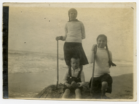 2084 Foto van Emma Elisabeth Petronella (1909-1955) , Sara Antoinette (1909-1955) en Willem Albert van Lidth de Jeude ...
