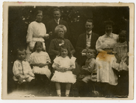 2085 Groepsfoto met tien personen, waaronder Emma Elisabeth Petronella (1909-1955) , Sara Antoinette (1909-1955) en ...