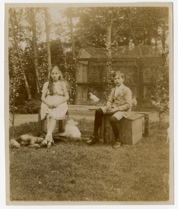 2093 Foto van Cornelis Christiaan van Lidth de Jeude (1909-2003), met zijn zus Albertine Wilhelmine Gabriele van Lidth ...