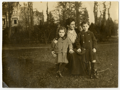 2099 Foto van Adriana Dina Cornelia van Rossem (1878-1942) met neef Cees en zijn zus Roepnaam Jeanne