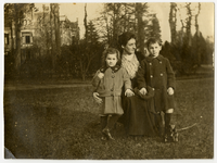 2099 Foto van Adriana Dina Cornelia van Rossem (1878-1942) met neef Cees en zijn zus Roepnaam Jeanne