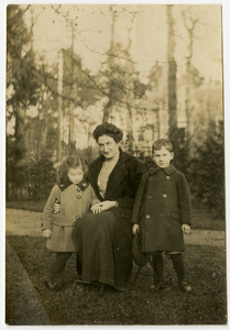 2100 Foto van Adriana Dina Cornelia van Rossem, roepnaam Jeanne (1878-1942) met neef Cees (C.C. van Lidth de Jeude ...