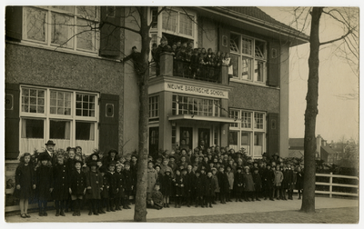2144 Groepsfoto, waarop C.C. van Lidth-de Jeude (1909-2003) voor de Nieuwe Baarnsche School