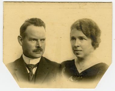 2150 Portretfoto van een man en een vrouw, waarschijnlijk Everhard Johan Jacob van Lidth de Jeude (1882-1973) en ...