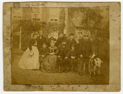 2152 Groepsfoto van de familie van Lidth de Jeude, waarop te zien zijn: Willem Frederik Carel (1815-1874), Cornelia W. ...