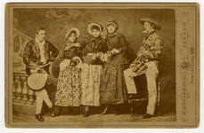 2171 Groepsfoto met o.a. Clara Cornelia Rouffaer (1862-1950) (2e van rechts), gekostumeerde foto, 2 mannen als ...
