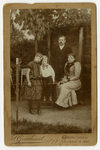 2173 Groepsfoto van het gezin van van Everhard Johan Carel van Lidth de Jeude (1851-1937) in een tuin