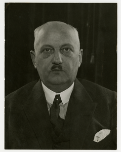 2326 Portretfoto van Otto Cornelis Adriaan van Lidth de Jeude (1881-1952)