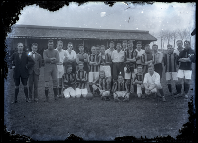 36 Groepsfoto van het elftal van de voetbalclub Theole op het clubterrein in Drumpt
