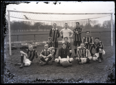 38 Groepsfoto van het elftal van de voetbalclub Theole op het clubterrein in Drumpt