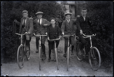 50 Vijf jongens op de fiets poseren