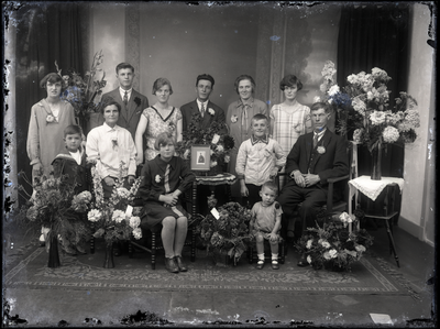 55 Groepsfoto van een familie t.g.v. een huwelijksjubileum (?)