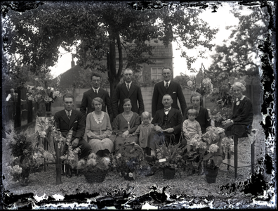 56 Groepsfoto van een familie in een tuin t.g.v. een huwelijksjubileum (?)