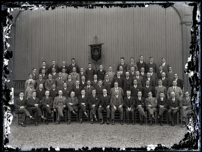 59 Groepsfoto van de leden van het Tiels Mannenkoor in de muziektent van het Spaarbankgebouw, opname t.g.v. het ...